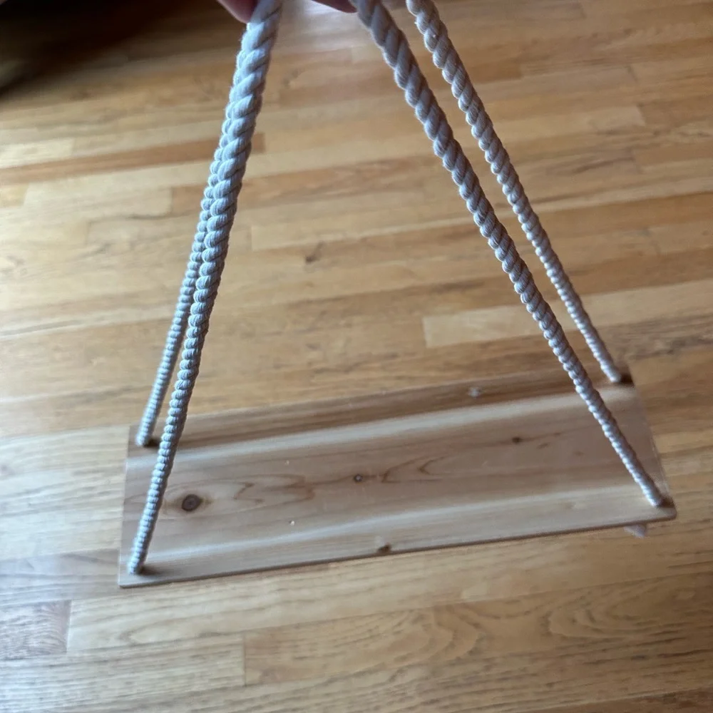 Single hanging wall shelf